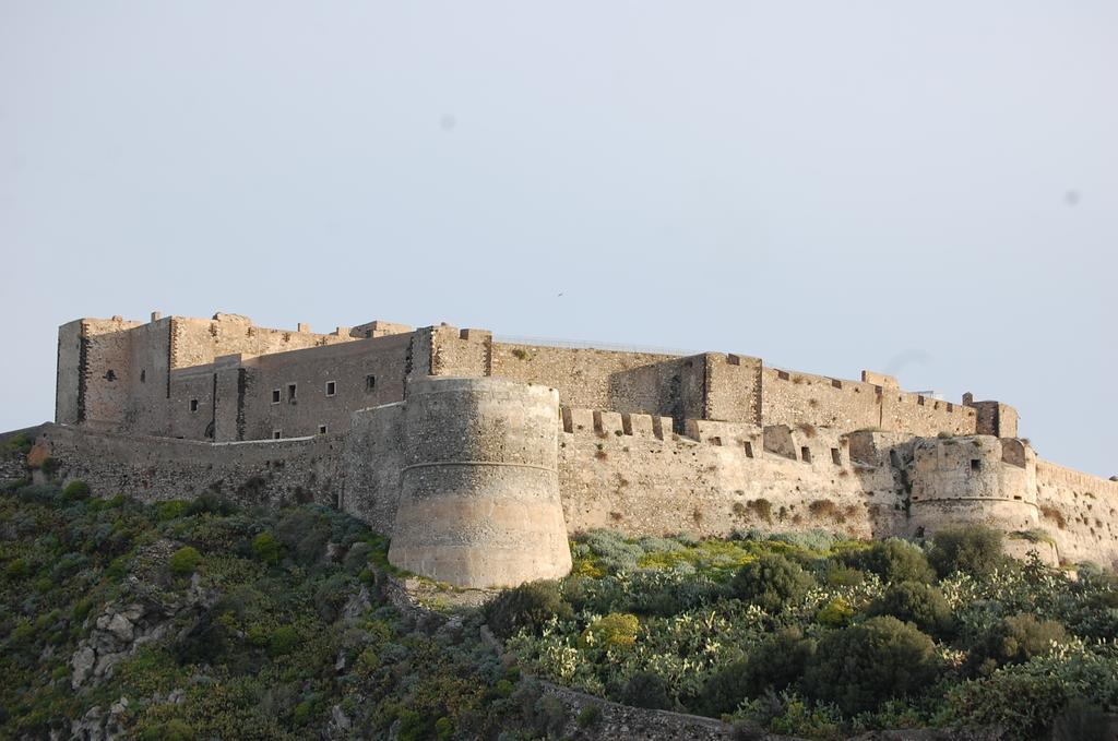 Castello Di Sotto Bed & Breakfast Милацо Стая снимка